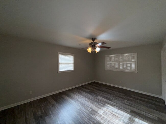 Building Photo - Spacious 3 Bedroom 2 Bath home AVAILABLE NOW!