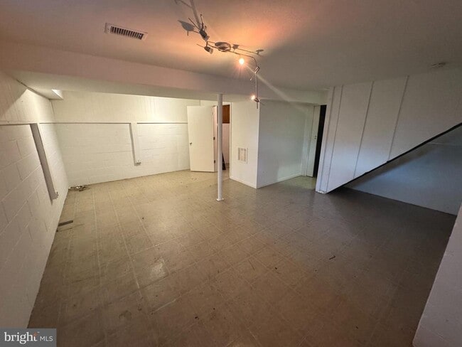 Building Photo - 721 Crabb Ave
