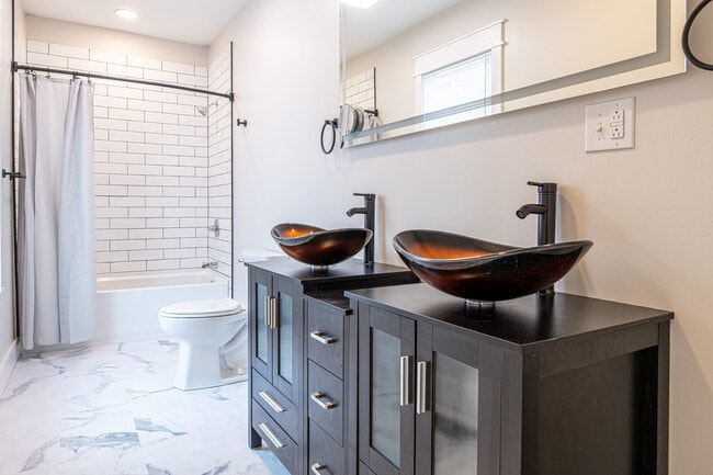 Building Photo - 1287 E Harper Ave