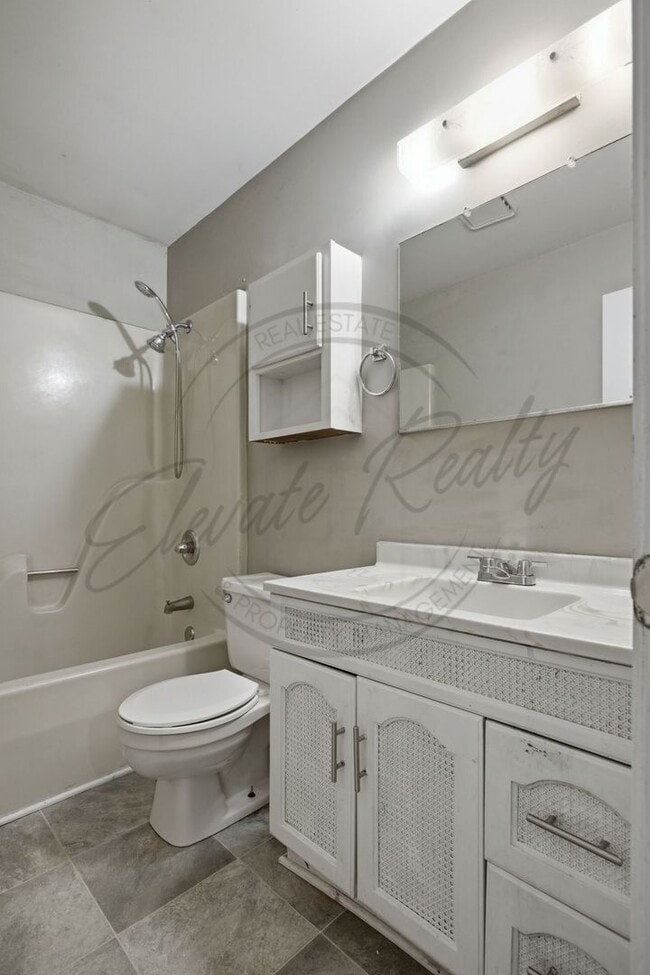 Building Photo - SPRING SPECIAL: 1/2 OFF FIRST MONTHS RENT - Two Bedroom Ranch Duplex in Columbia!