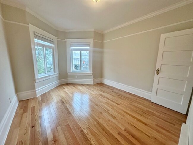 Building Photo - Fully Remodeled, Quiet 2bd/1bth w/Laundry ...