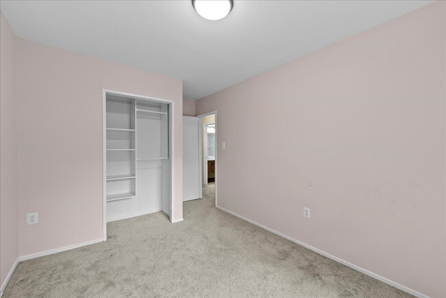 Building Photo - "Charming 4-Bed Townhouse with Granite Tou...
