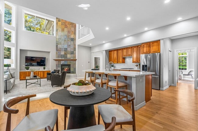 Building Photo - Luxury 4 bed 4 bath home in Lakemont, Bellevue