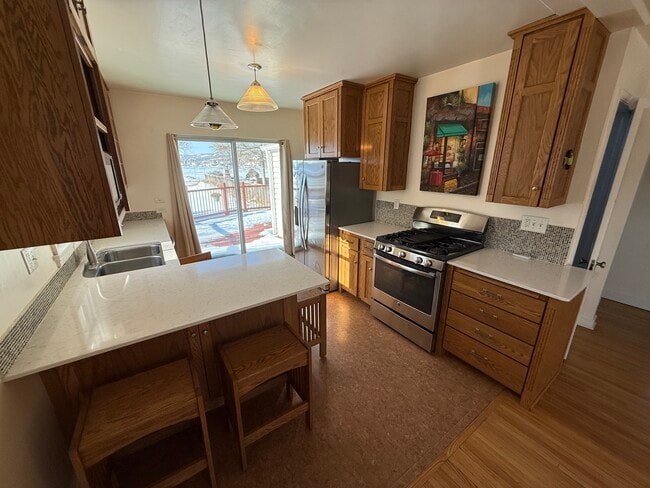 Building Photo - 815 S Lake Ave