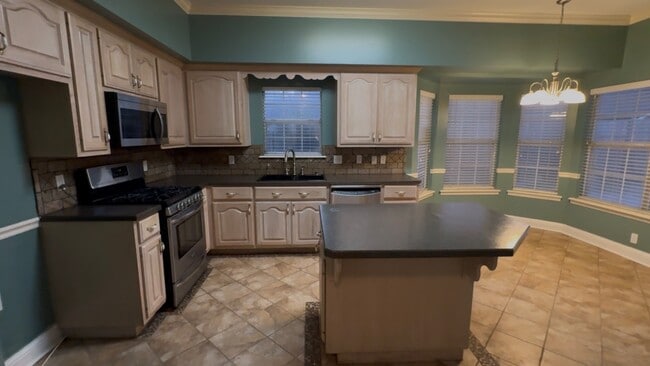 Building Photo - 408 Hidden Oaks Cir