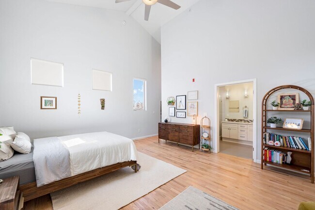 Building Photo - Furnished 2BD, 2BA Corner Unit Condo in Lowry