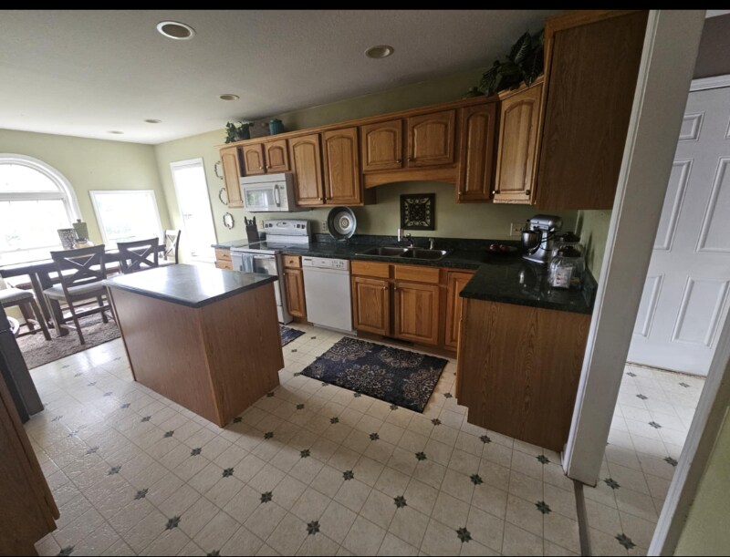 Building Photo - 113 Lakeside Dr