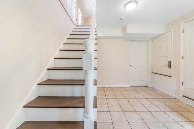 Building Photo - Asheville Rental-Kenilworth Area!
