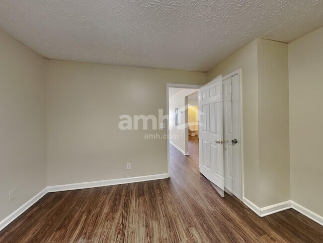 Building Photo - 450 Crested View Dr