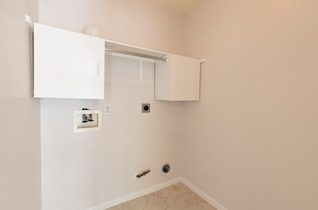 Building Photo - 21812 Whispering Forest Dr