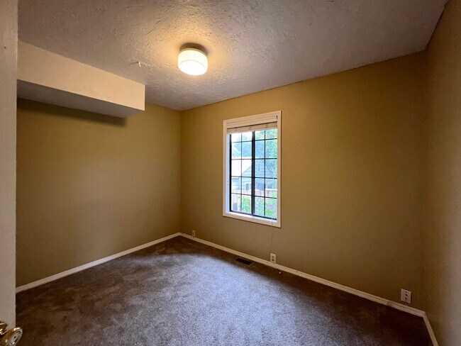 Building Photo - Outdoor Oasis: Charming 3 Bed 2 Bath House!