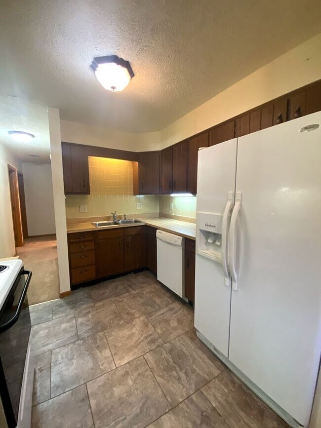 Building Photo - ***AUGUST 2027*** Lower Level 2 bedroom, 2 bath home with large yard (Great for large group!)