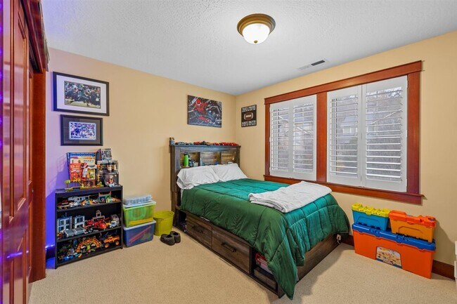 Building Photo - 69 Greenmoor Dr