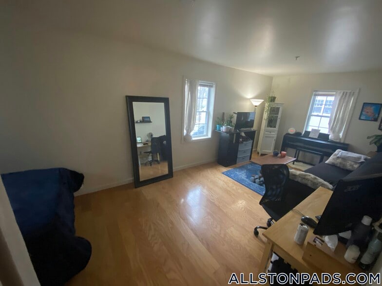 Building Photo - 36 B Raymond St