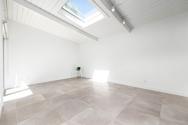 Building Photo - Gorgeous 2 bedroom 2 bath twin home just b...