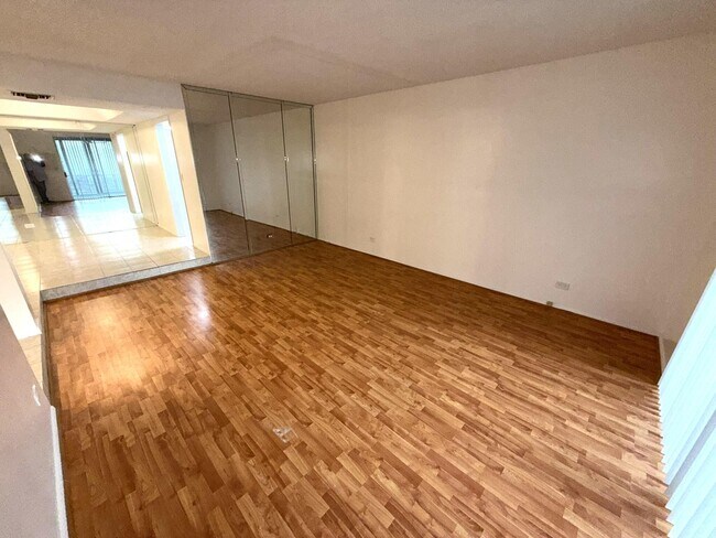 Building Photo - 3670 Inverrary Dr