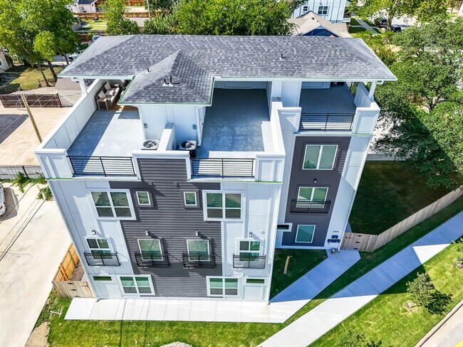 Building Photo - 2400 Benbrook Dr