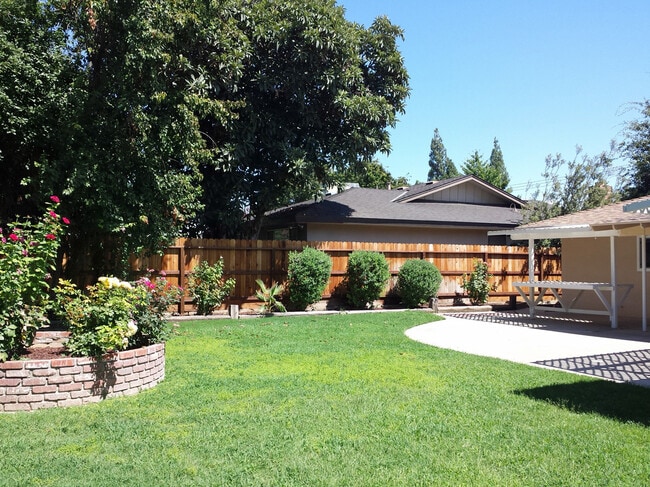 Building Photo - Almost 2000 SF home near Fresno State