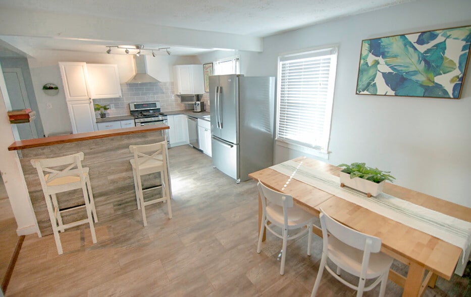 Kitchen Island - 1233 Milton Ter SE