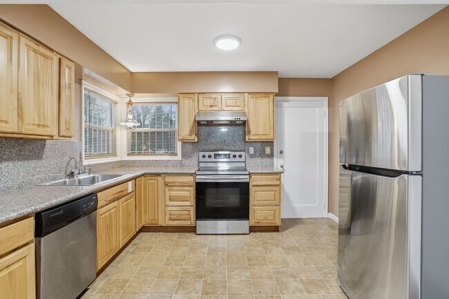 Building Photo - Fully Remodeled Beauty with Hardwood Floors in Prime SE Location