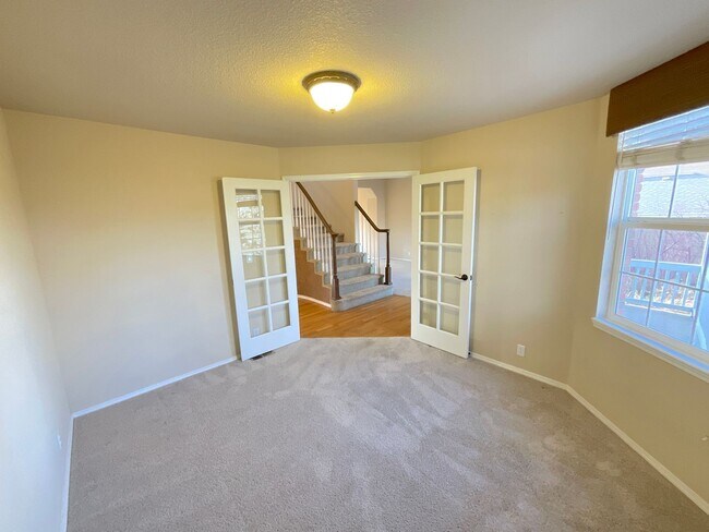 Building Photo - 5 Bedroom Home Available Near Rangewood Dr & Vickers Dr!