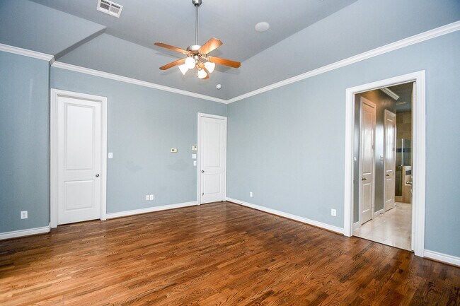 Building Photo - 2222 Hilshire Lake Dr