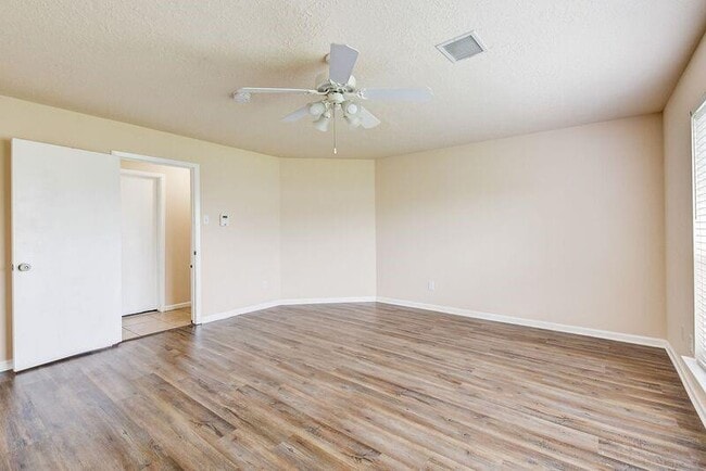 Building Photo - 2107 Collingsfield Dr