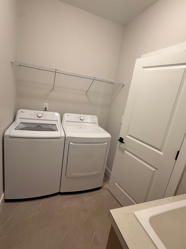 Building Photo - Goregous 3 Bedroom with Loft and Bonus Room! High Ceilings! Pantry! Keyless Entry! Double Oven & ...