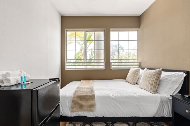 Building Photo - 10777 Ashton Ave