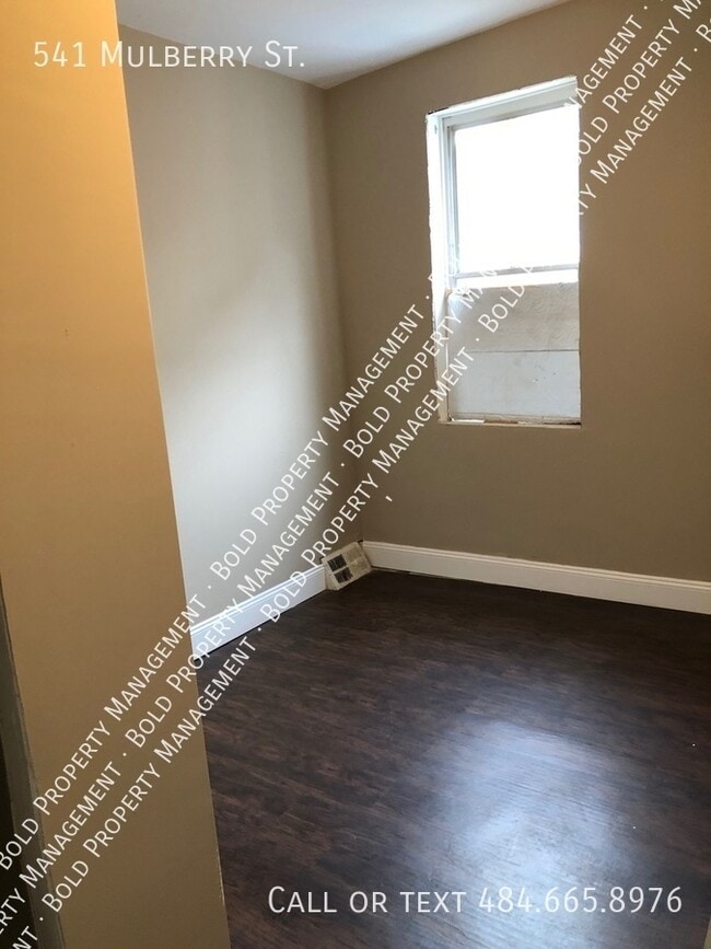 Building Photo - 541 Mulberry St