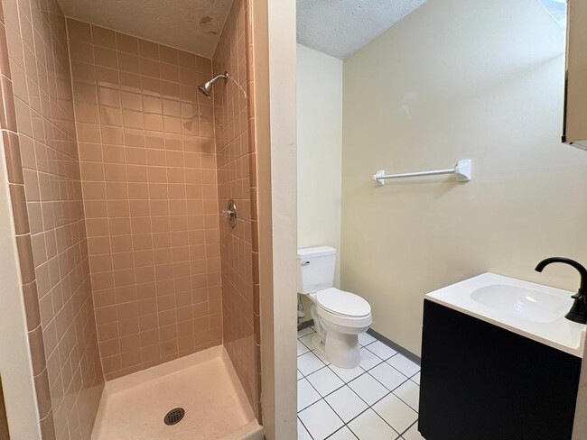 Building Photo - 124 W 9th Ave