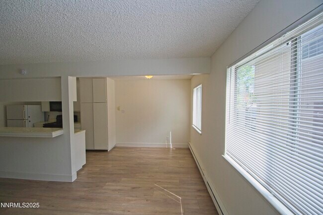 Building Photo - 664 Oakwood Dr