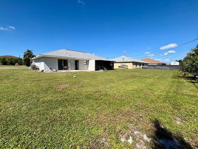 Building Photo - 4133/4135 SW 7th Pl Duplex