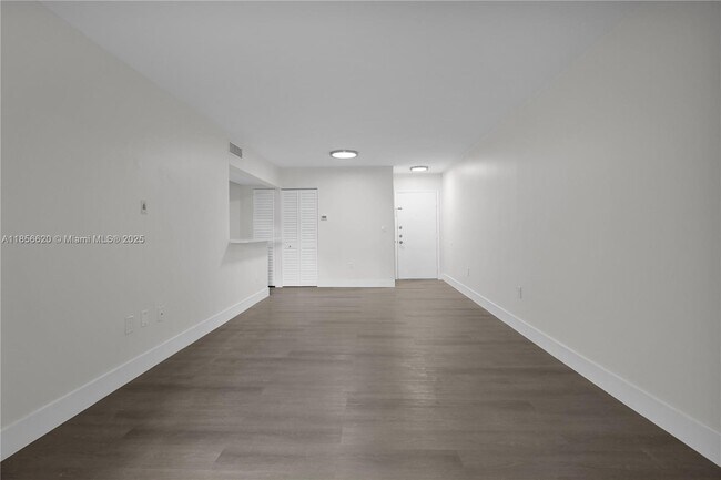 Building Photo - 9715 Fontainebleau Blvd