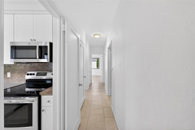 Building Photo - 3255 SW 60th Ave