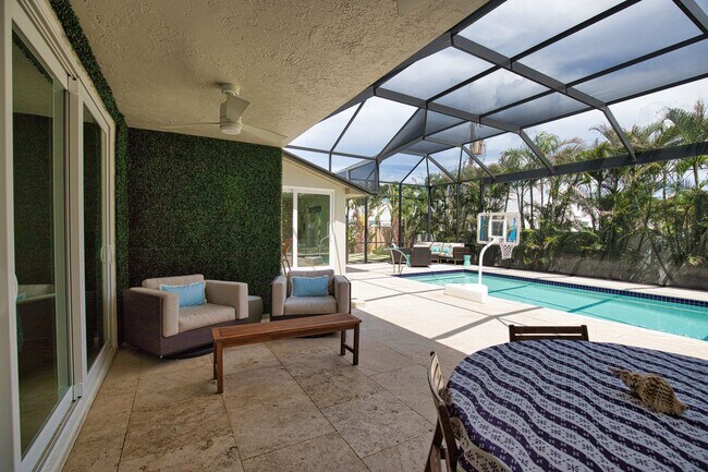 Building Photo - Seasonal Venice Island Pool Home half block from Golden Beach deeded access to the Gulf!