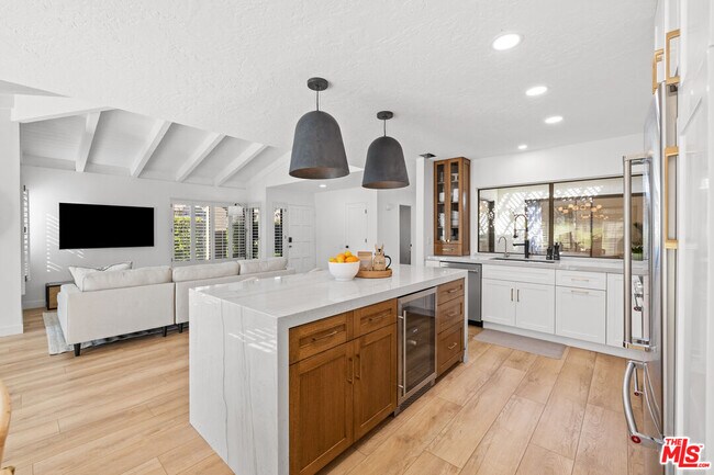Building Photo - 72417 Rolling Knoll Dr
