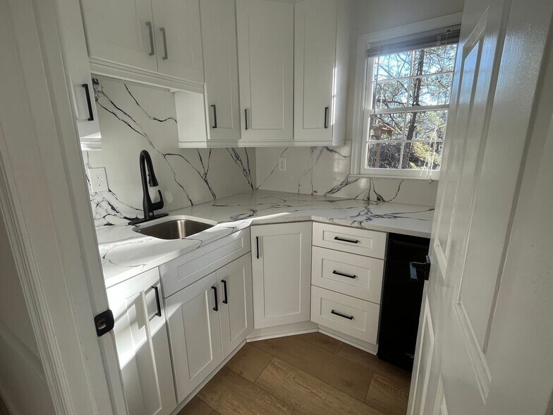 Building Photo - 2911 Bentwood Dr