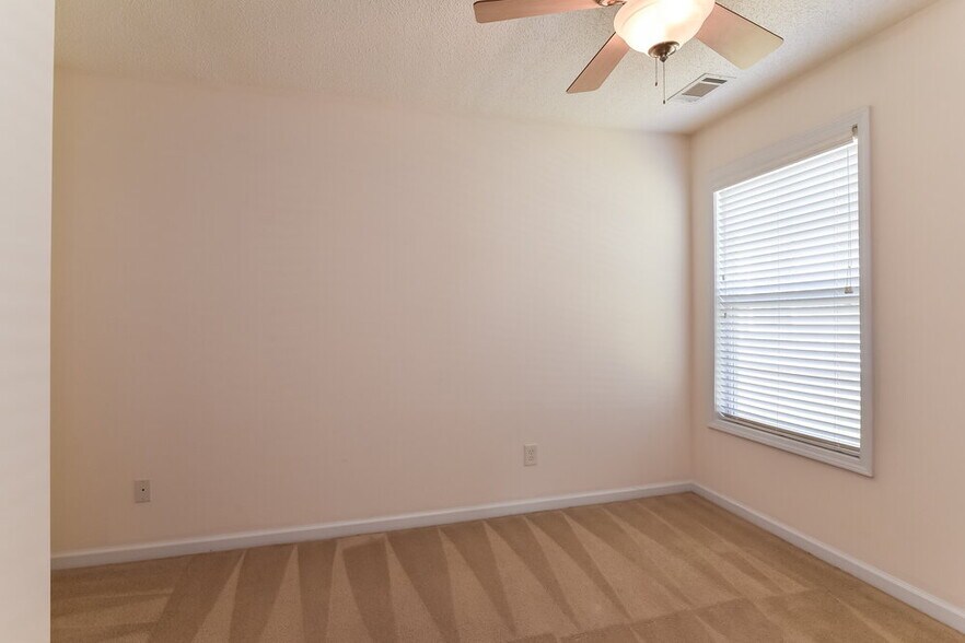 Building Photo - 3856 Pine Village Pl