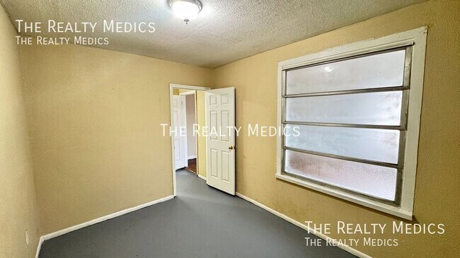 Building Photo - 1100 Santa Anita St
