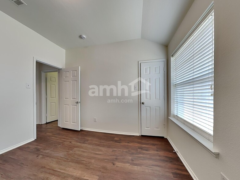 Building Photo - 429 Bell Dr