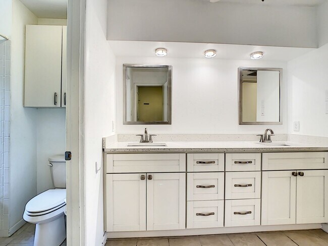 Building Photo - RARE 3 BEDROOM/ 2 BATH IN THE HIGHLY DESIR...