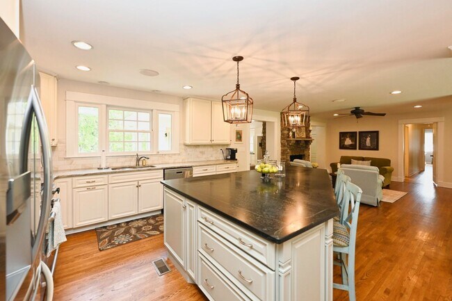 Building Photo - **RARE BRENTWOOD FIND, A MASTERCLASS IN ELEGANT SOUTHERN DESIGN**