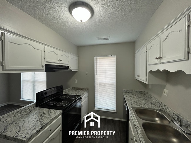 Building Photo - 3760 Ivanhoe Dr