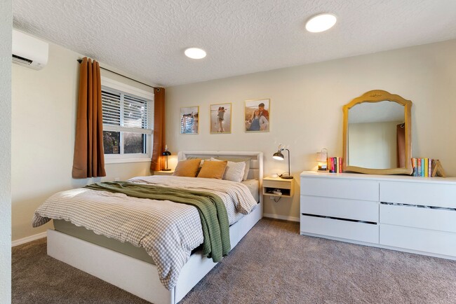 Building Photo - 2Bed/2Bth in Vancouver