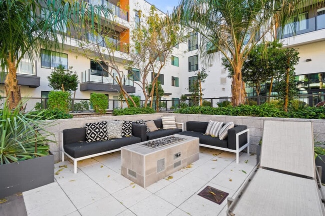 Building Photo - 15825 N 71st St