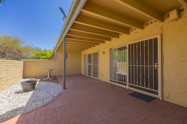 Building Photo - East-2 bedroom/ 2 bathroom townhome