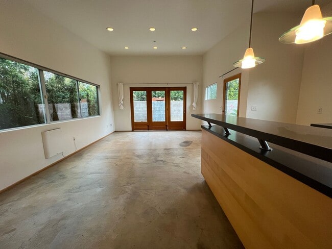 Building Photo - Super Sweet, Modern Style Back House