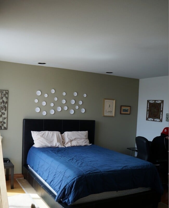 Building Photo - 3 Bed 2.5 Bath in Pacific Beach with laundry and garage!