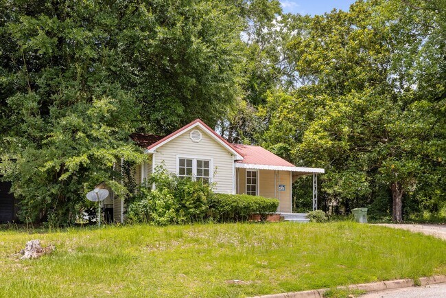 Building Photo - Spacious beautiful 4-bedroom 2 bath home